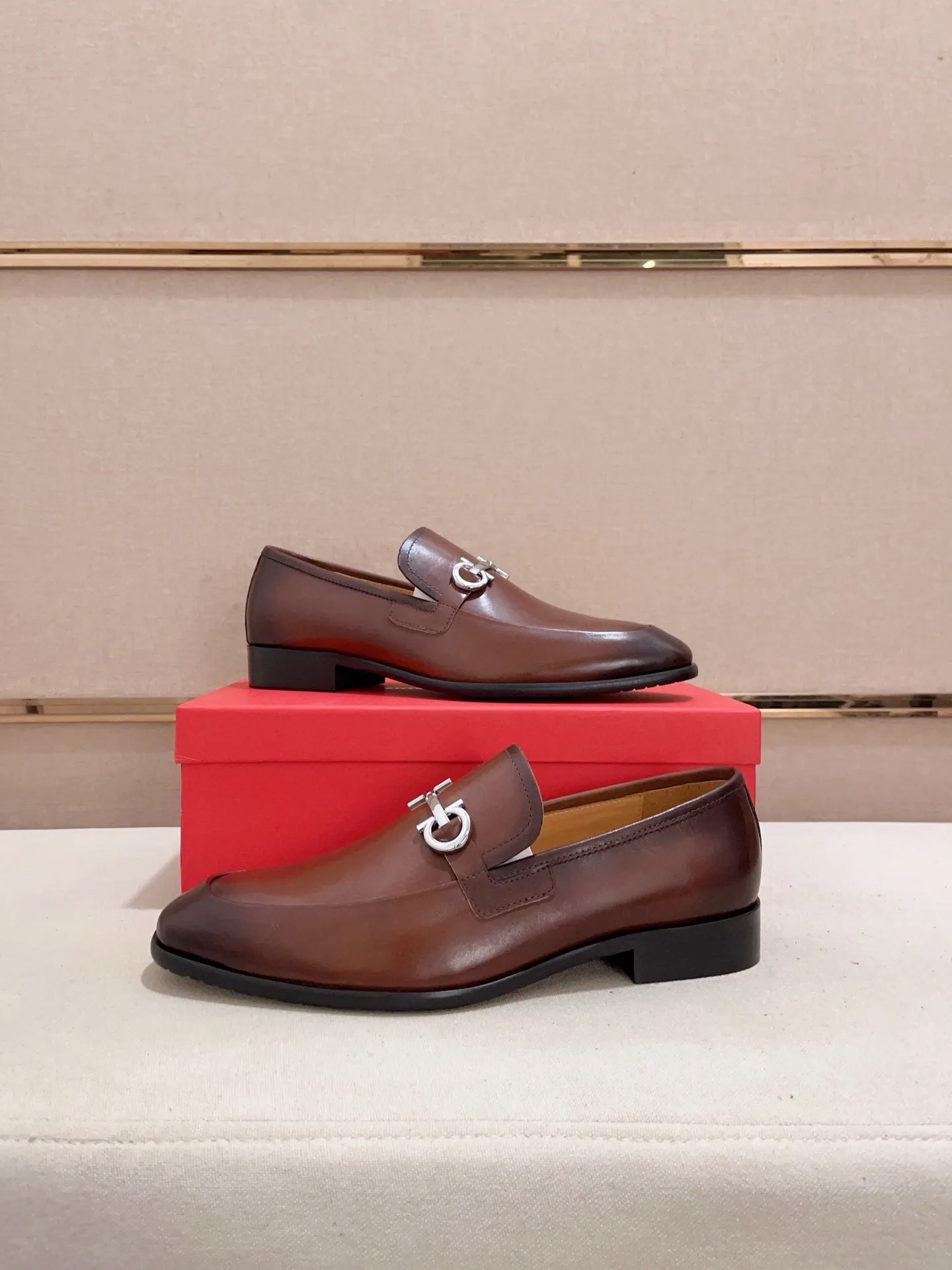 Men's shoes💰: 540💰 High version Ferragamo quality! 🆕🆕Exclusive hot-selling products in stock🔥🔥New products on the shelves, high-quality shoes, high-end driving shoes, with complete packaging! 💪 💪 Material: imported patented cowhide 🐂 + imported high-quality water-dyed cowhide lining + wear-resistant outsole 👍🏻👍🏻 Features: high-end and comfortable, purely handmade 🚀 🚀 Create the perfect shoes that suit you best 🔥 🔥 Size: (38-44) Can be customized 45 non-returnable!